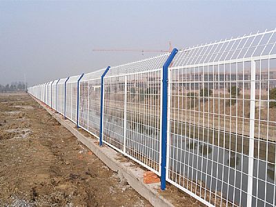 雙邊絲框架護(hù)欄網(wǎng)價(jià)格 公路護(hù)欄網(wǎng)生產(chǎn)商 框架鐵路護(hù)欄網(wǎng)