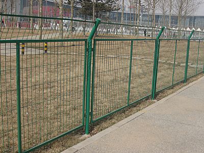 鐵路封閉護(hù)欄網(wǎng) 球場專用護(hù)欄網(wǎng)廠商 路護(hù)欄網(wǎng)價(jià)格